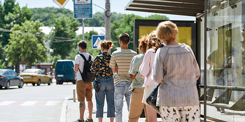 crowd-waiting-bus